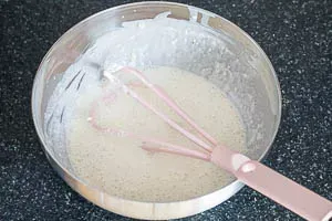 Das Vermengen der cremigen Sahne-Frischkäse-Masse in einer Schüssel