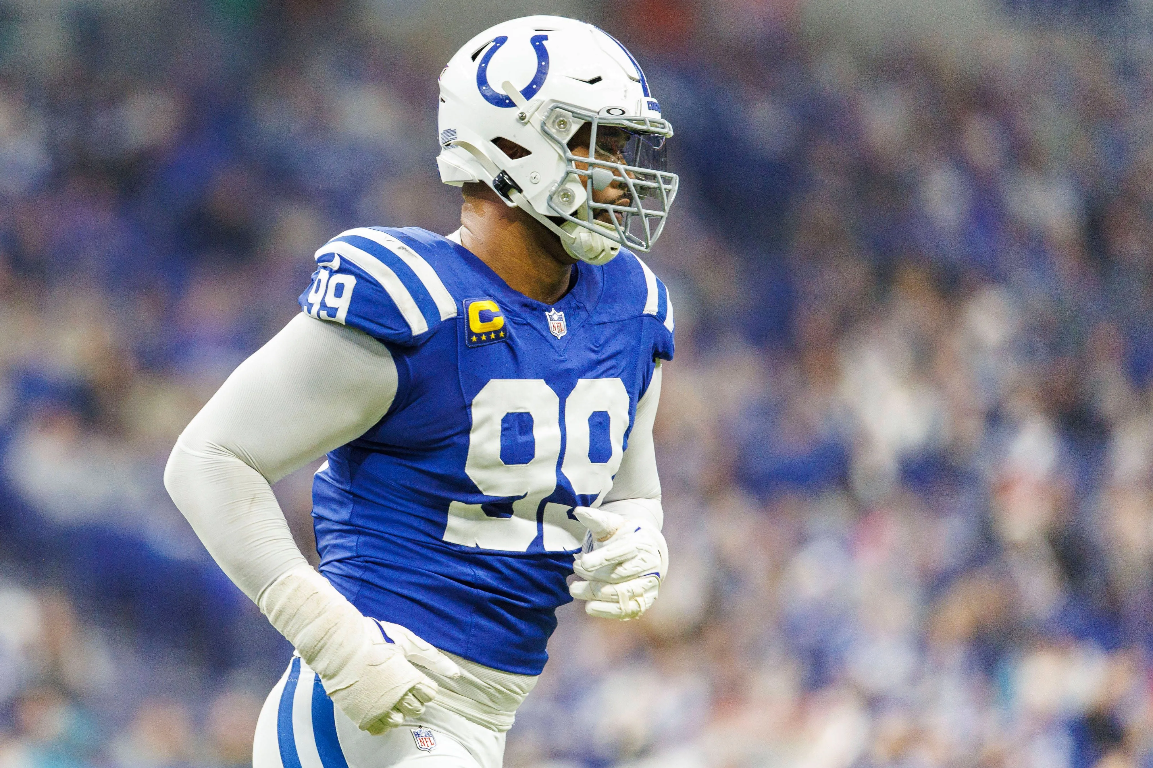 DeForest Buckner von den Indianapolis Colts im Spielgeschehen