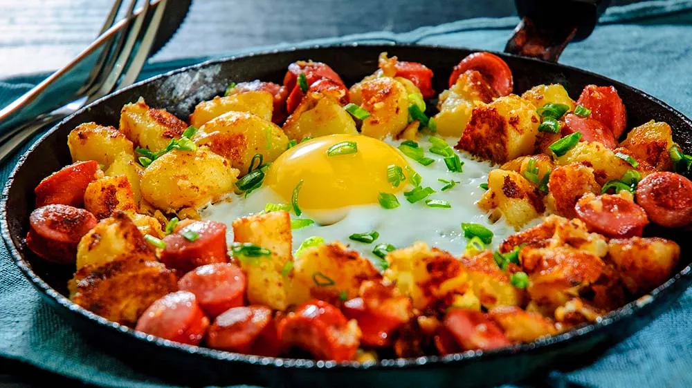 Deftig und macht richtig satt: die Restepfanne mit Kartoffeln und Wurst.