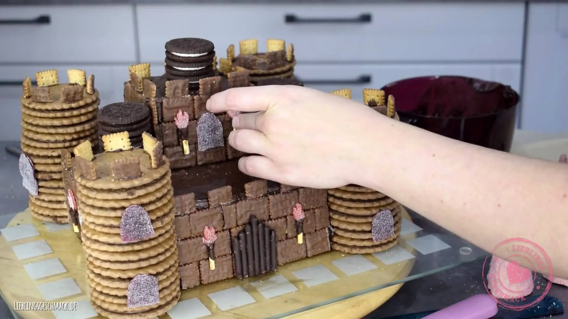 Dekoelemente wie Fackeln und Fahnen werden angebracht