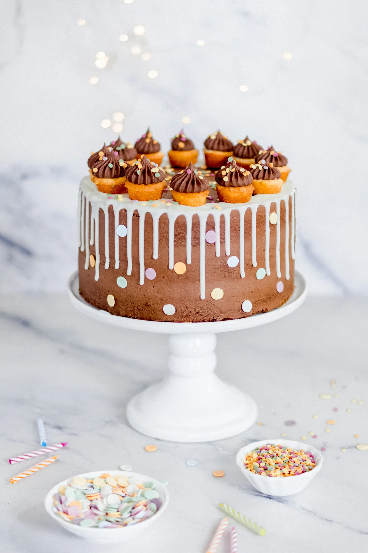 Dekorierte Schoko-Sahne-Torte für den Kindergeburtstag mit vorbereiteten Zutaten