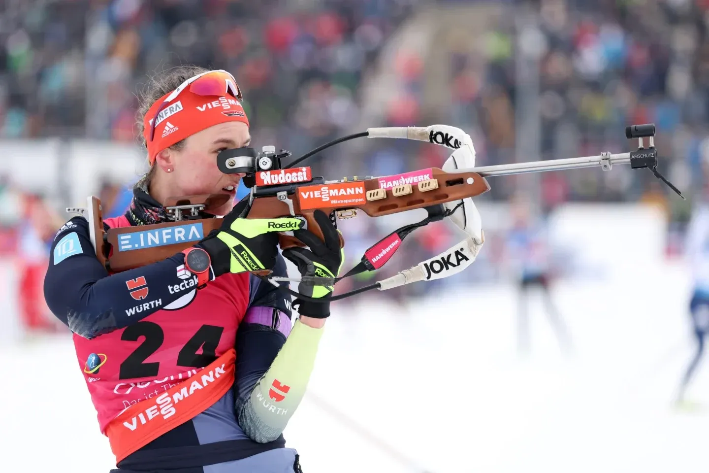 Denise Herrmann-Wick als Biathletin beim Rennen mit Gewehr auf der Strecke.