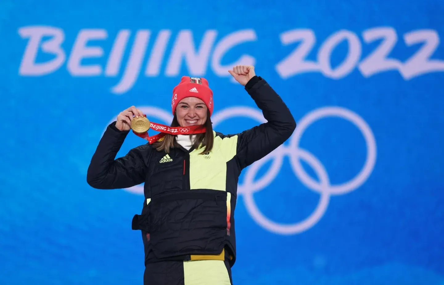 Denise Herrmann-Wick feiert ihren Erfolg und ihre Olympiamedaille.
