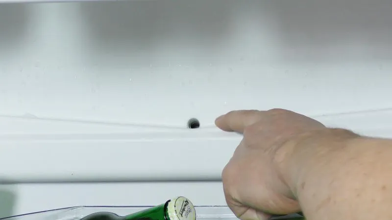 Der Ablauf für Kondenswasser am Kühlschrankboden ist sichtbar.