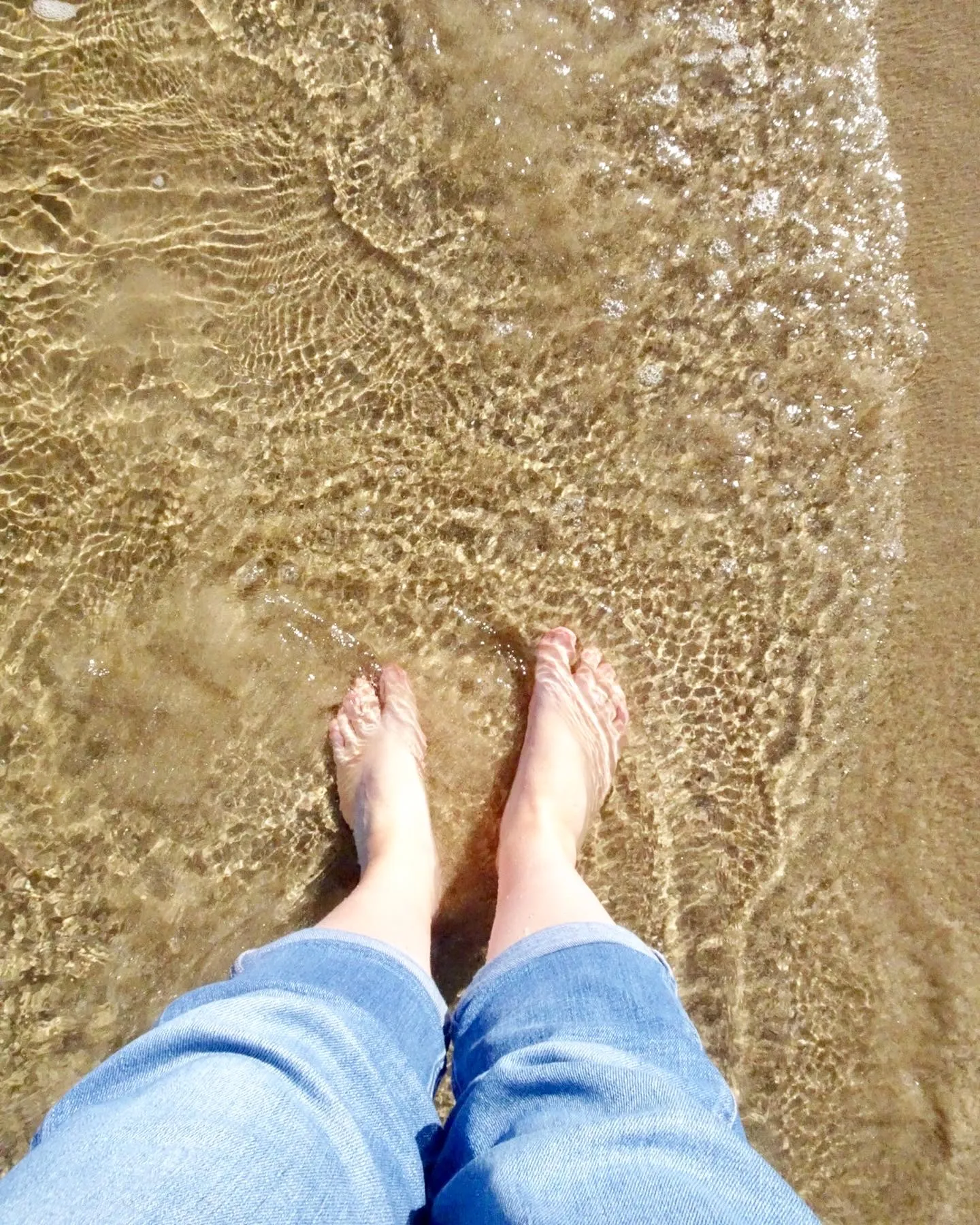 Der Autor widmet sich intensiv der Bearbeitung eines Manuskripts auf Papier