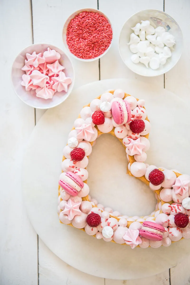 Der beeindruckende Zahlenkuchen im Kontext einer fröhlichen Geburtstagsfeier