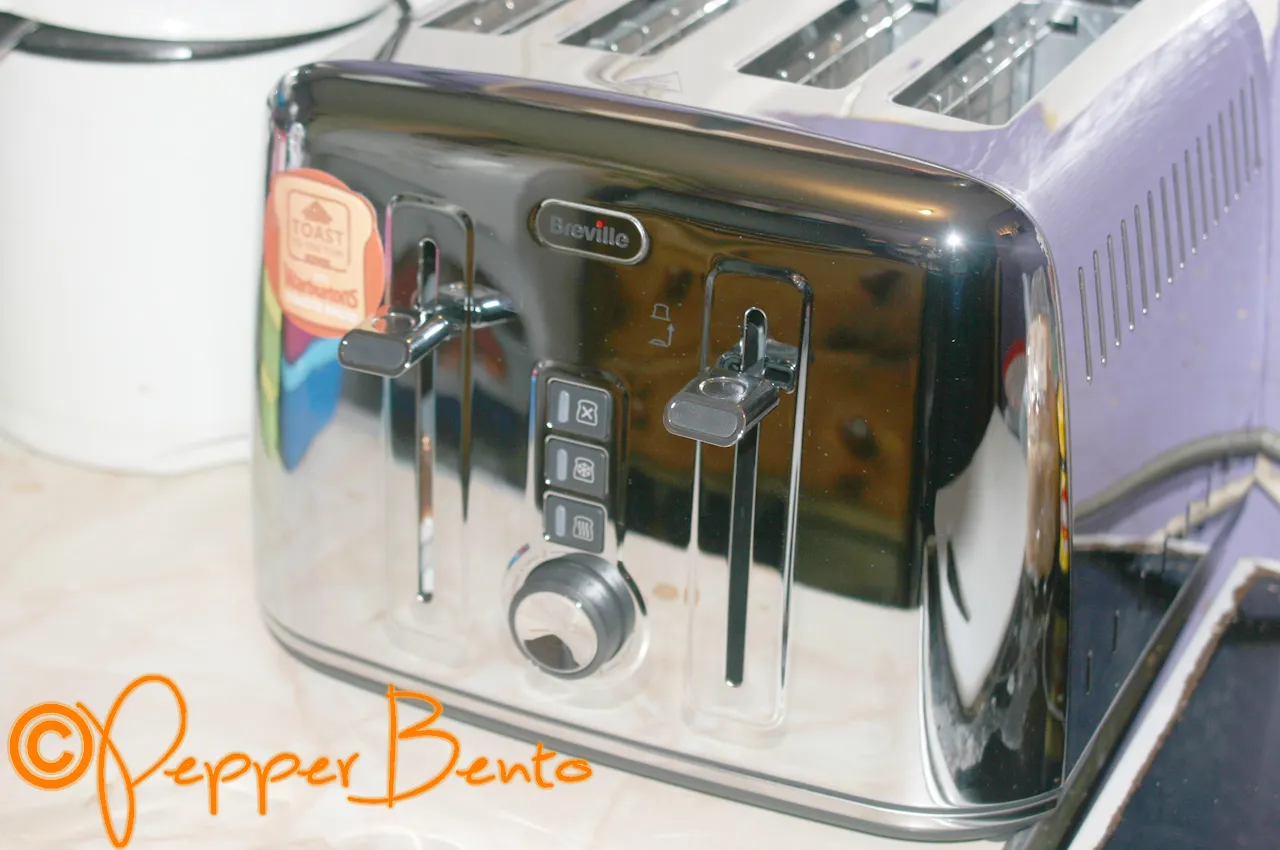 Der Breville VTT571 4-Scheiben-Toaster in seiner ganzen Pracht auf der Küchenarbeitsplatte