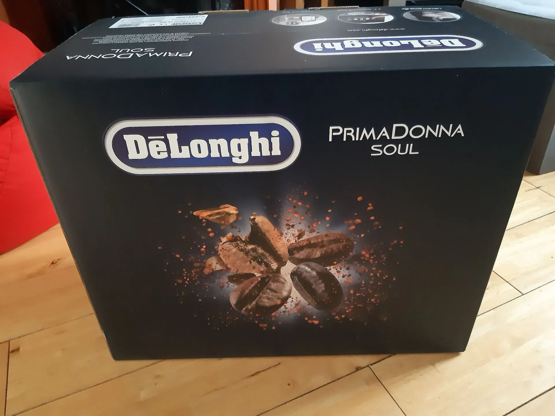 Der De'Longhi Primadonna Soul Kaffeevollautomat beim Auspacken und Aufbauen auf einer Arbeitsplatte