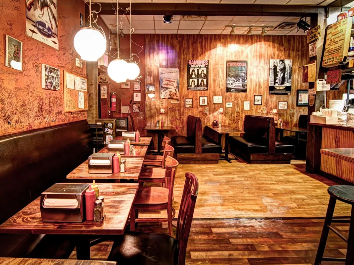 Der Eingang zu einem traditionellen deutschen Restaurant mit einladender Atmosphäre.