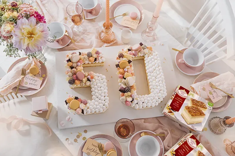 Der fertig dekorierte Zahlenkuchen 50 für eine Geburtstagsfeier, bereit zum Servieren