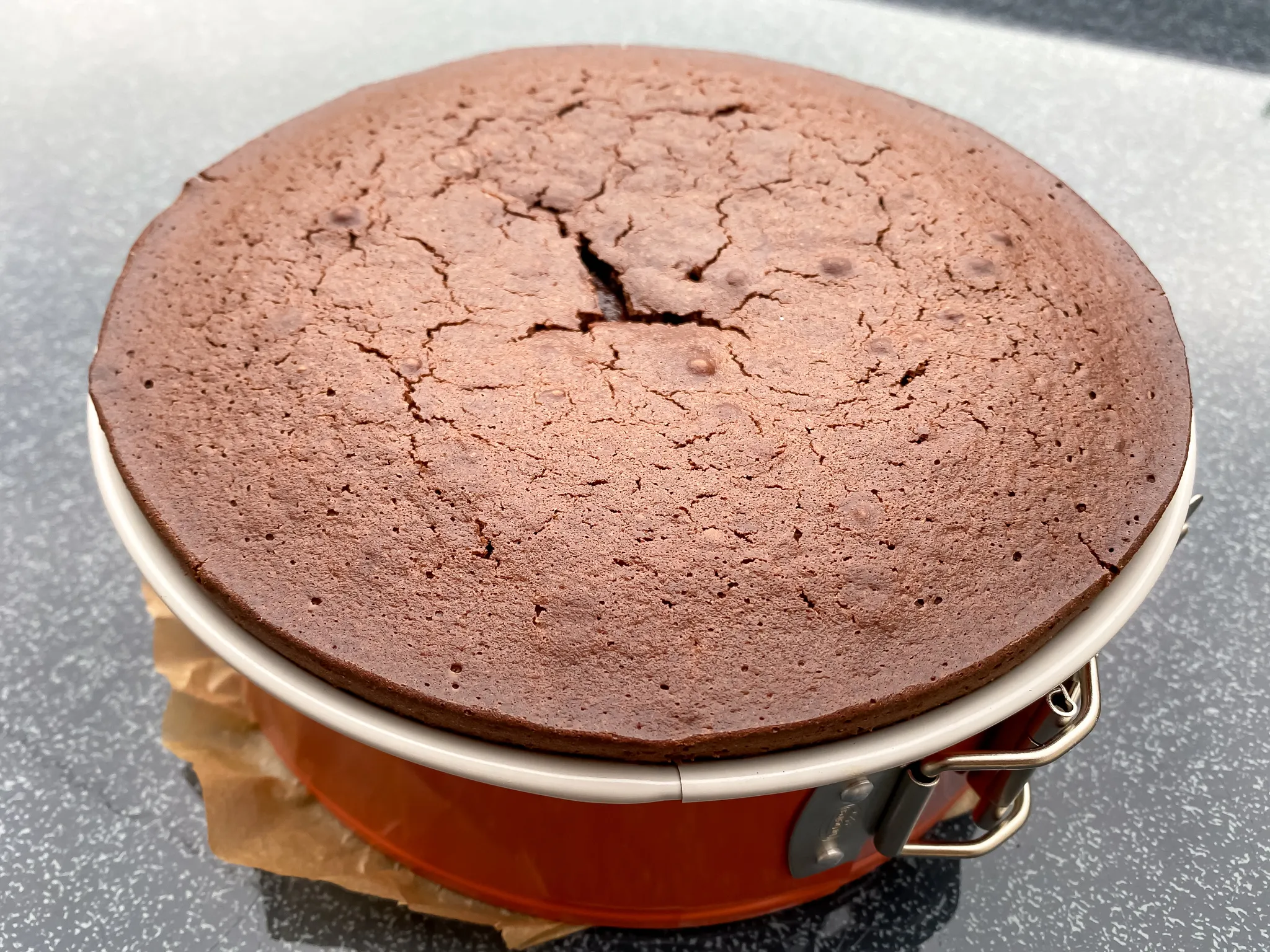 Der fertig gebackene Schokoladenkuchenboden, der vor dem Schneiden vollständig abkühlen muss