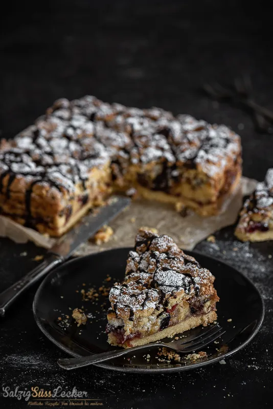 Der fertig gebackene und dekorierte Kuchen ohne Namen, bereit zum Servieren auf einer festlichen Tafel.