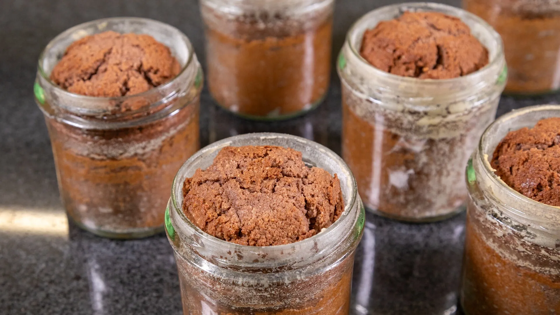 Der fertig gebackene und konservierte Kuchen im Glas.