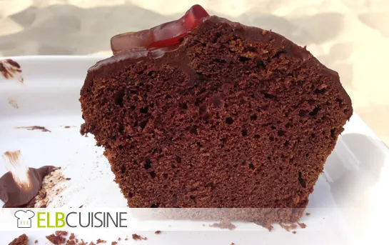 Der fertige Cola-Kuchen in Kastenform, glasiert mit Schokolade und dekoriert mit kleinen Colaflaschen-Süßigkeiten