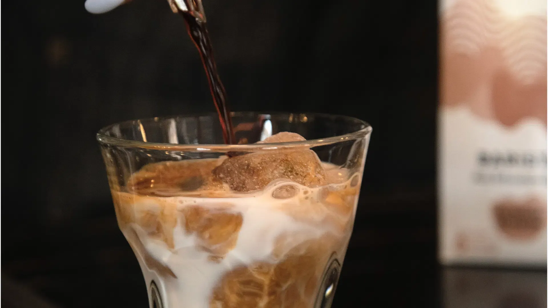 Der fertige Cold Brew Konzentrat wird durch einen Filter in einen Krug abgeseiht