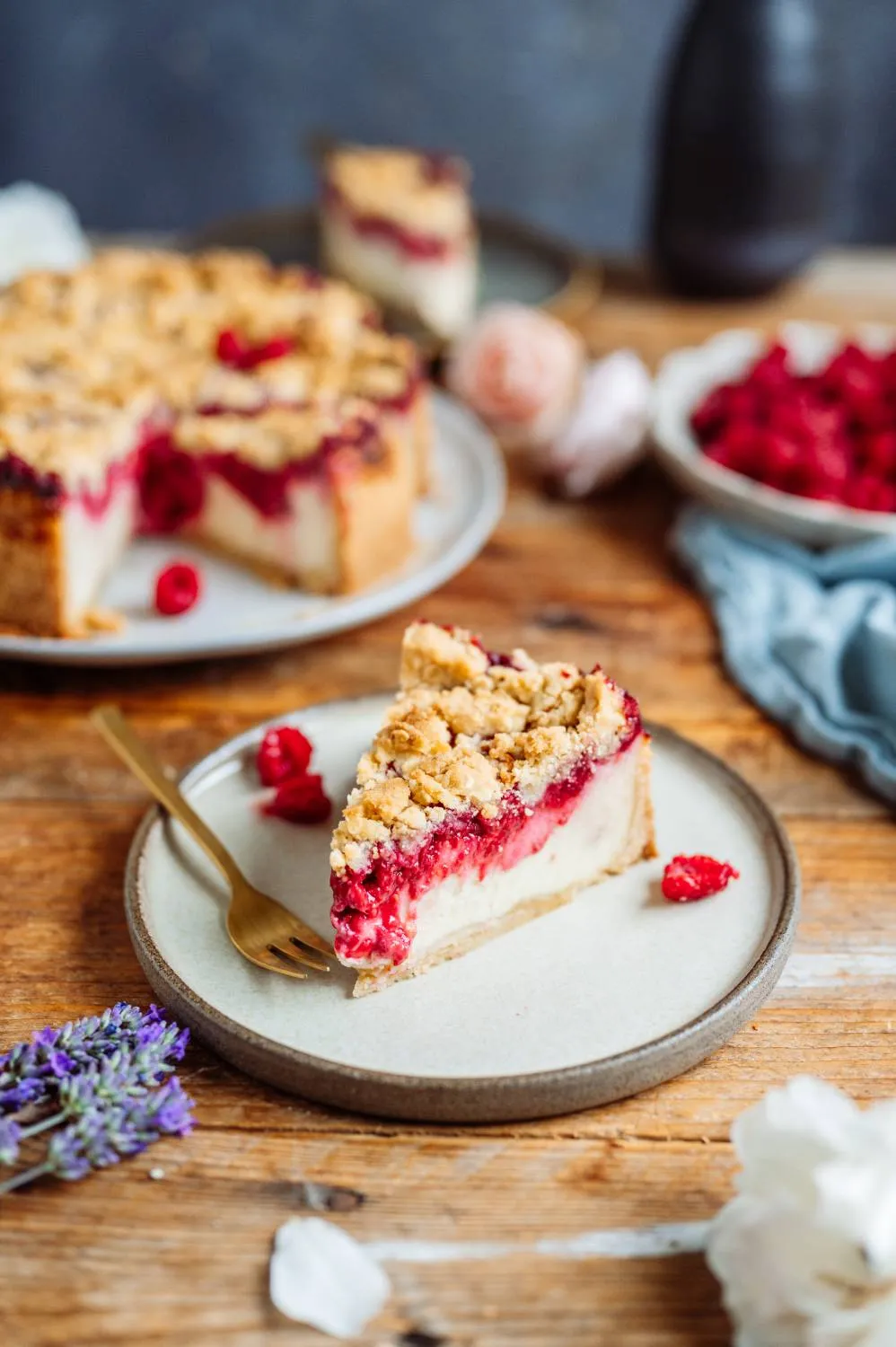 Der fertige Himbeer-Streusel-Joghurt-Käsekuchen, frisch aus dem Ofen und goldbraun