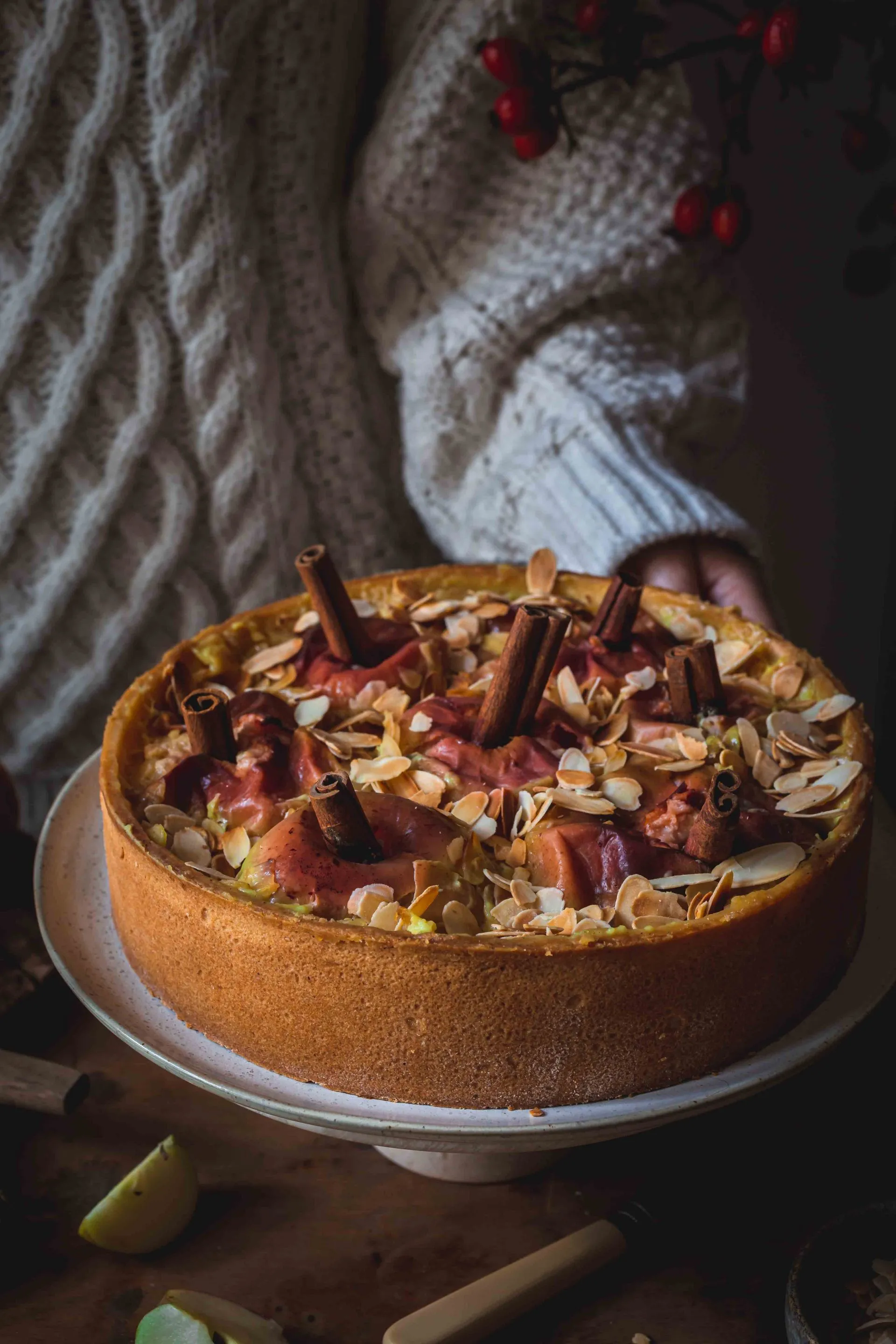 Der ganze Bratapfelkuchen von oben, bestreut mit Mandelblättchen und bereit für den Ofen