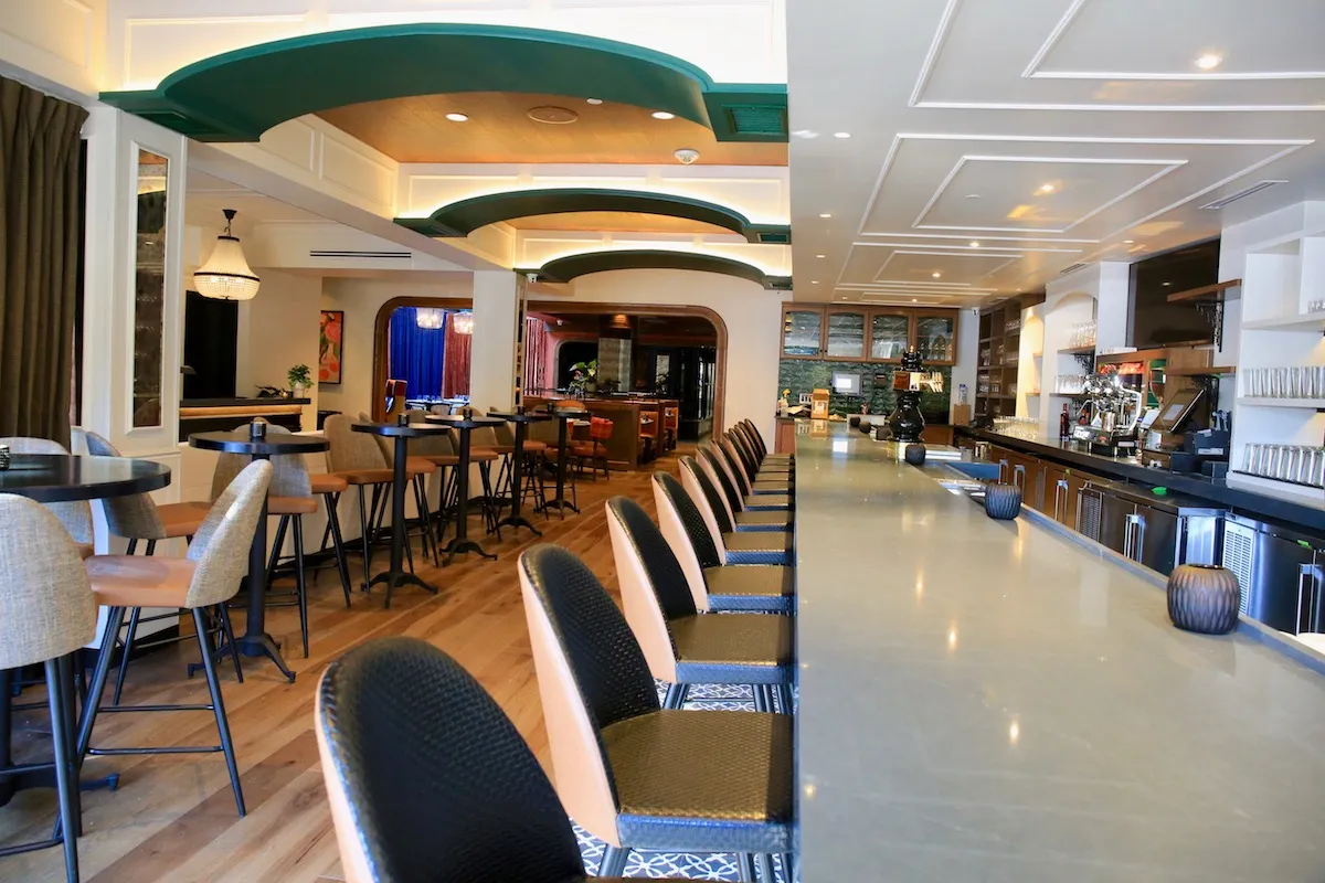 Der geräumige Barbereich der Brasserie Liberté strahlt den Charme eines französischen Bauernhauses aus und lädt zum Verweilen ein.