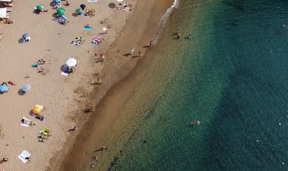 Der goldene Strand von Fuerteventura auf den Kanaren, ein ideales Reiseziel für Strandurlaub im Winter