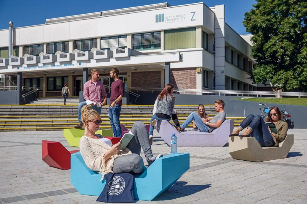Der Haupteingang der Alpen-Adria-Universität Klagenfurt, ein moderner und einladender Ort des Lernens