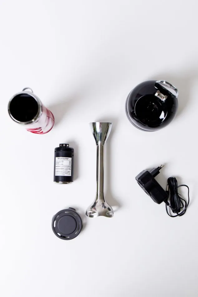 Der herausnehmbare Akku des KitchenAid Artisan Stabmixers in der passenden Ladestation