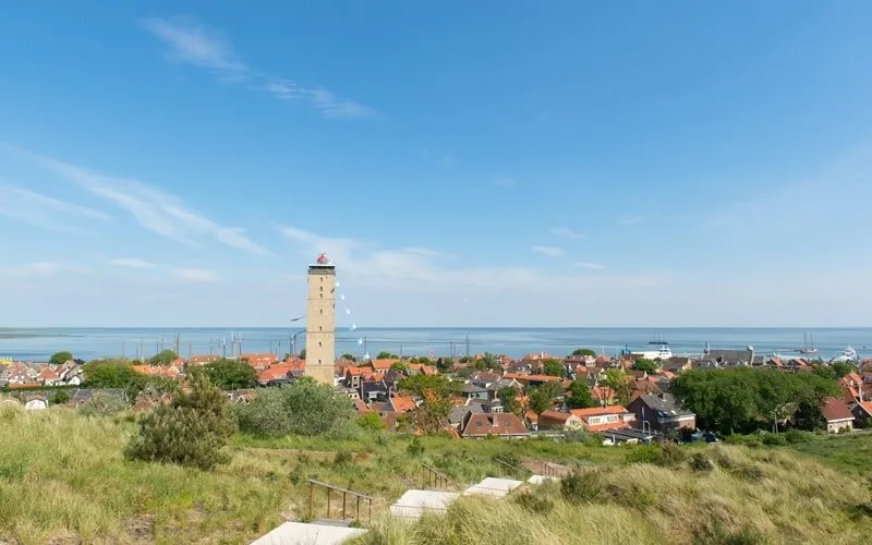 Der historische Leuchtturm Brandaris ragt majestätisch über die Dünenlandschaft von Terschelling