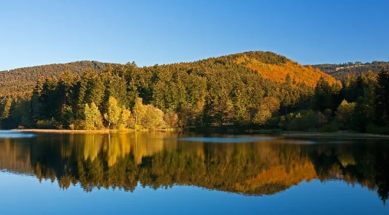 Der idyllische Harz mit seinen Wäldern und einem ruhigen See, ein Naturparadies im Mittelgebirge Deutschlands