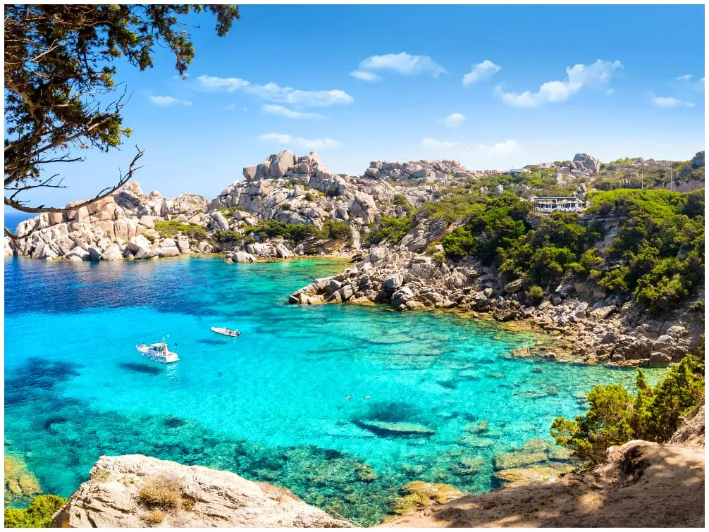 Der idyllische Strand Cala Corsara auf Sardinien mit seinem karibisch anmutenden Wasser.