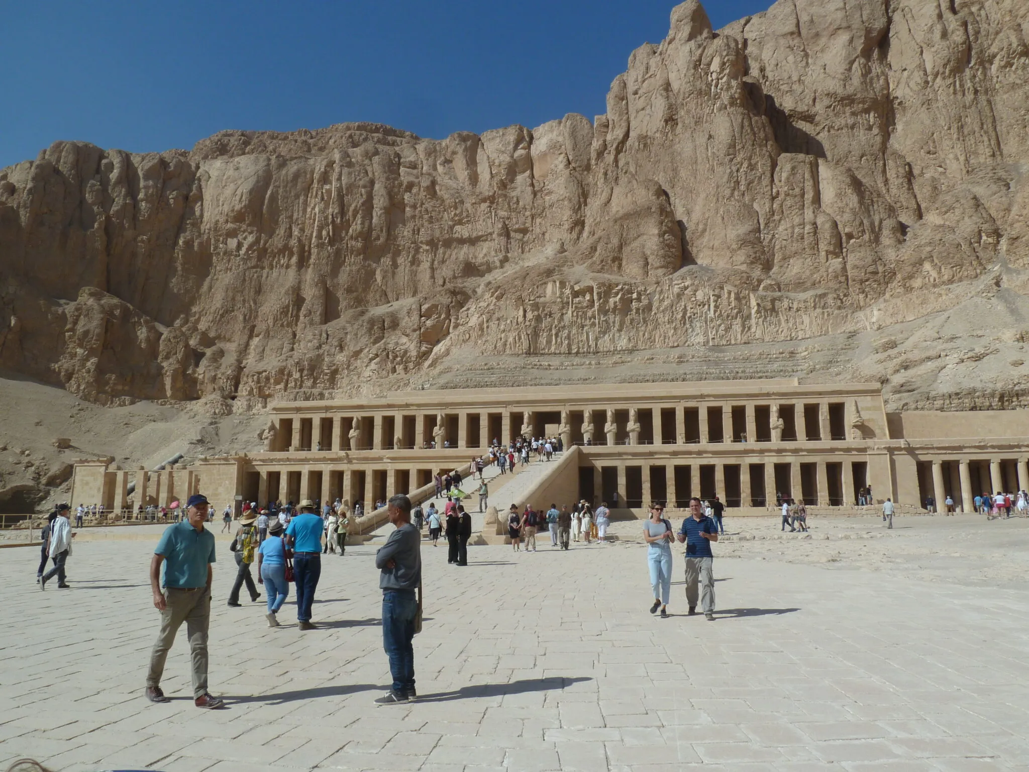 Der imposante Hatschepsut-Tempel, eingebettet in die felsige Landschaft Ägyptens