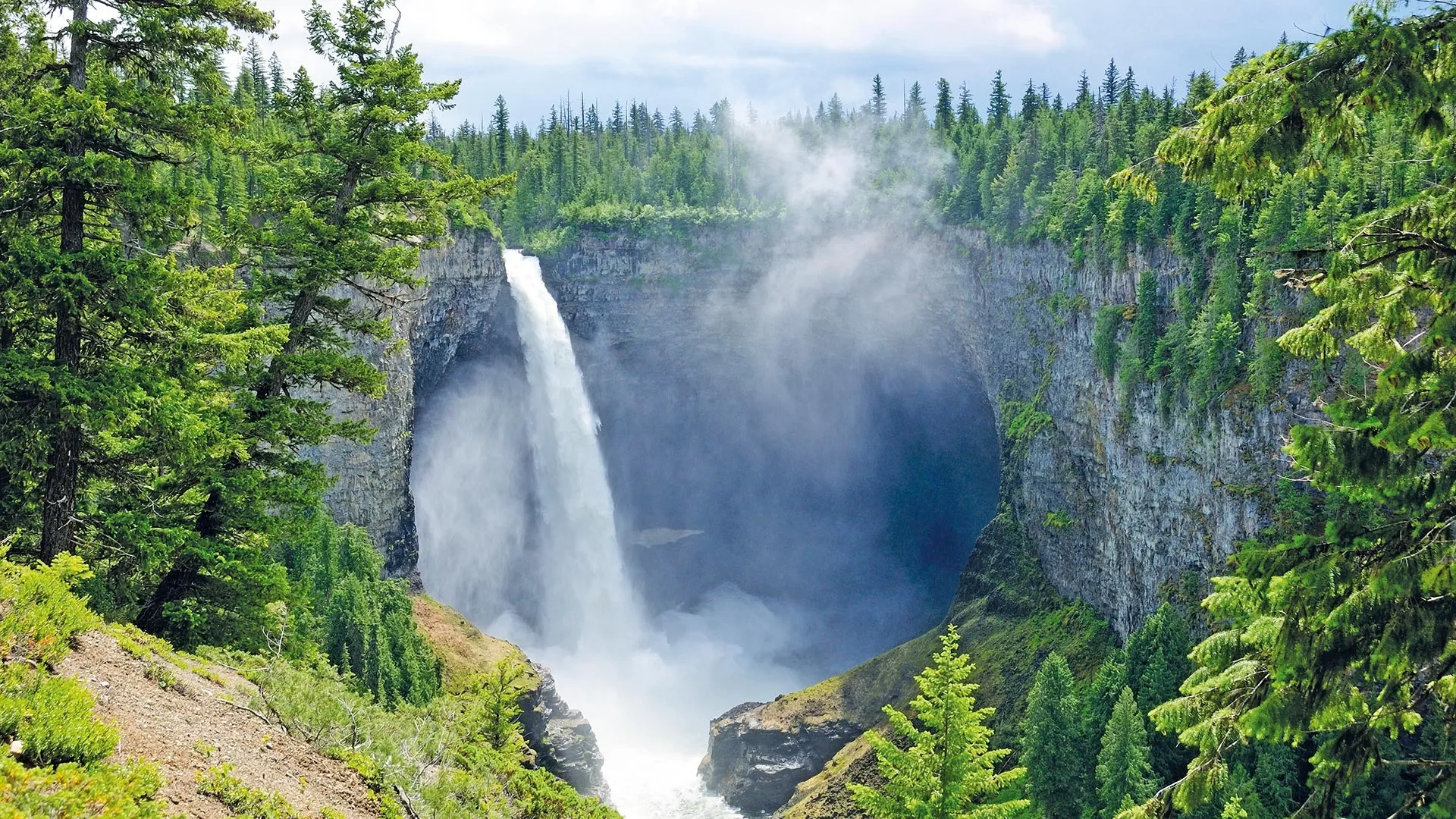 Der imposante Helmcken-Wasserfall im Wells Gray Park.
