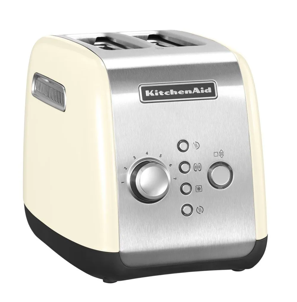 Der KitchenAid 2-Scheiben Toaster in Creme, präsentiert in einer stilvollen Küchenumgebung