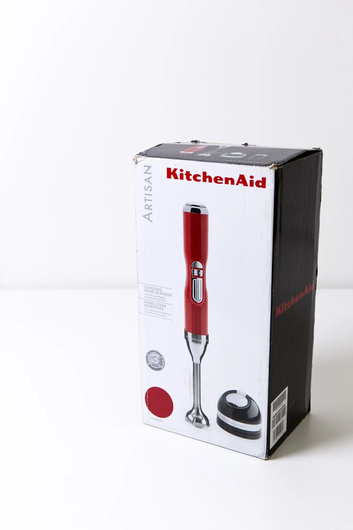 Der KitchenAid Artisan Stabmixer in seiner vollen Größe, bereit für den Einsatz in der Küche