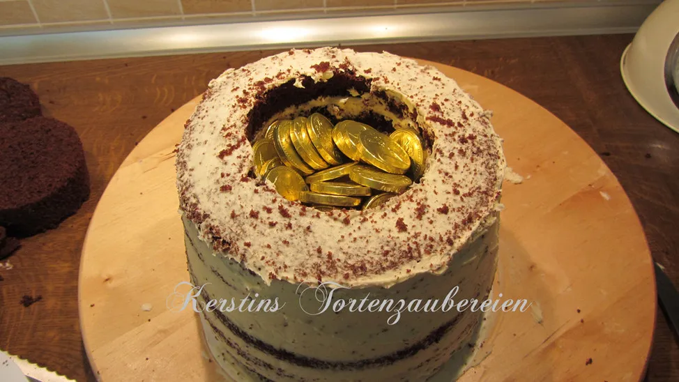 Der Kuchen wird mit glänzenden Goldtalern gefüllt, die später eine Überraschung bieten