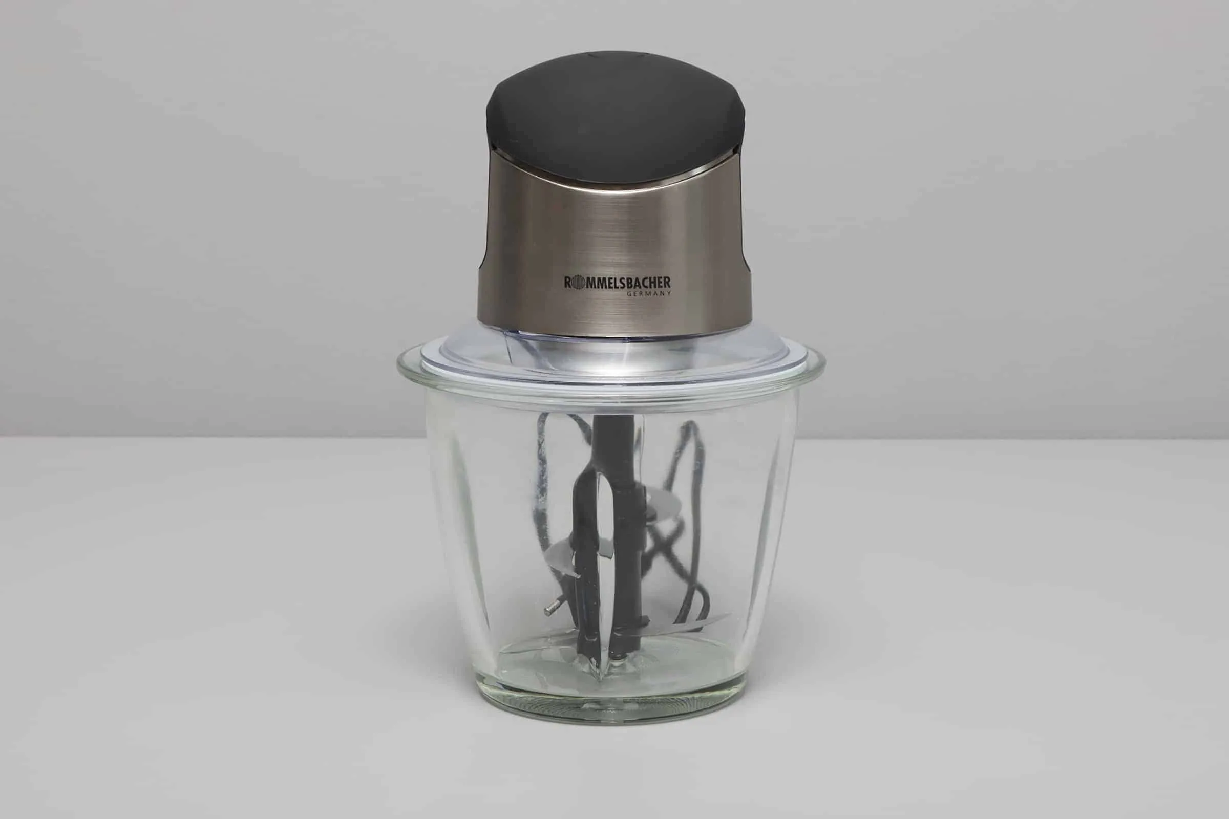 Der Rommelsbacher MZ 500 mit großer Glasschüssel ist unser Testsieger unter den Küchengeräten Zerkleinerern