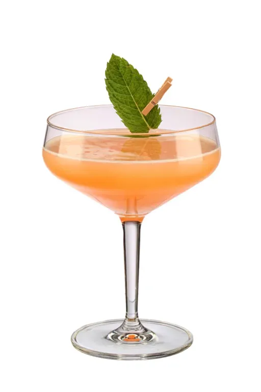 Der "Sugar Mama" Cocktail, ein modernes Mixgetränk mit Absinth, Ananassaft und bitteren Noten