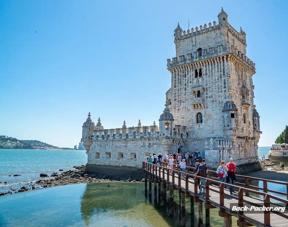Der Torre de Belem mit langer Schlange - das Gebäude ist längst kein Lissabon Geheimtipp mehr