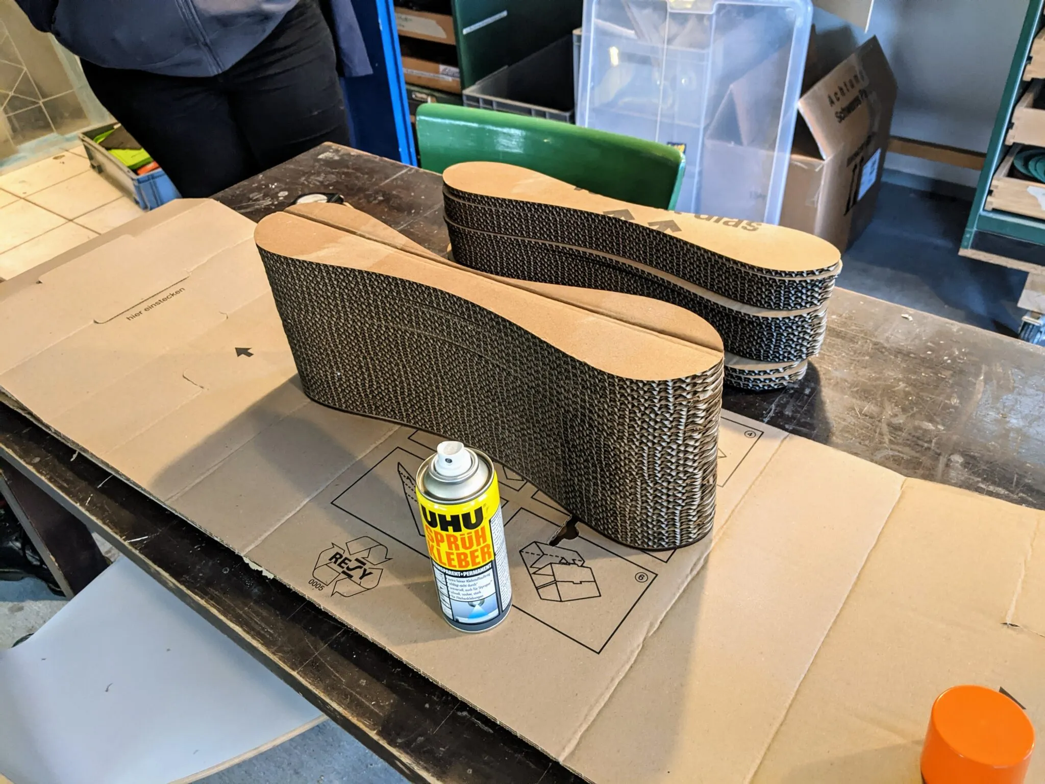 Der Versuch mit Sprühkleber führte zum Scheitern