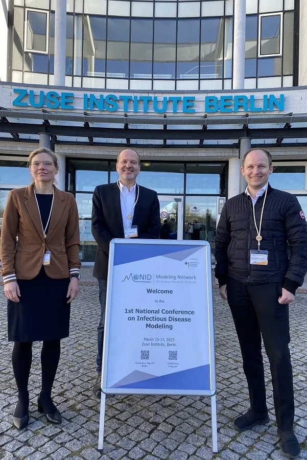 Der Vorstand von MONID: Dr. Berit Lange, Prof. Dr. Rafael Mikolajczyk, Prof. Dr. Alexander Kuhlmann vor dem Zuse Institute Berlin