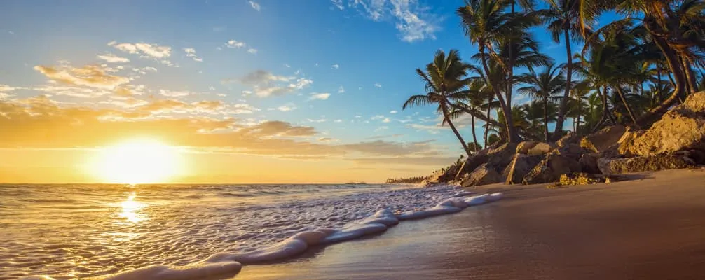 Der weiße Sandstrand befindet sich an der Südküste der Dominikanischen Republik