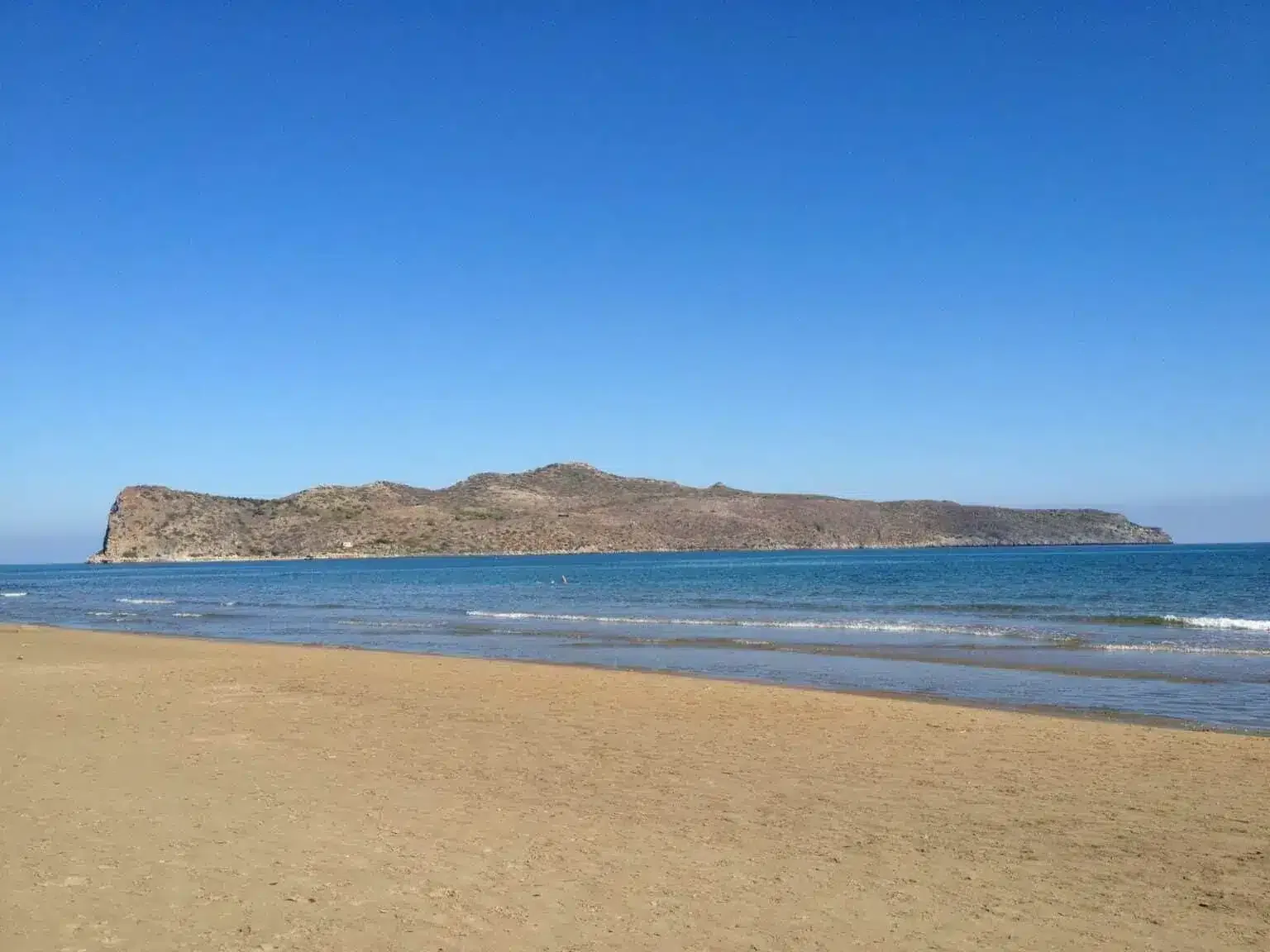Der weitläufige Sandstrand von Agia Marina mit Blick auf das klare Mittelmeer