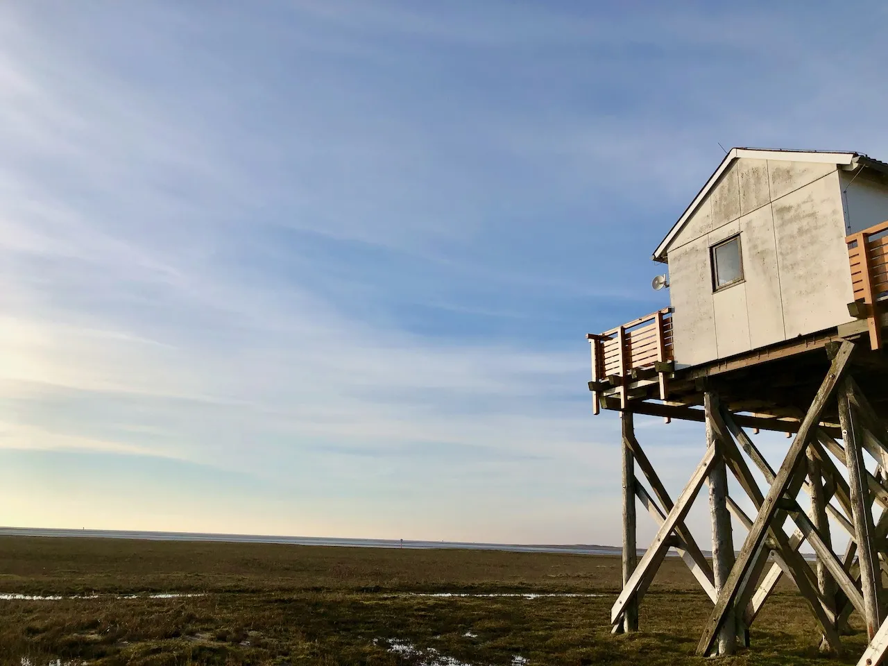 Der weitläufige Strand von St. Peter Ording mit seinen markanten Pfahlbauten