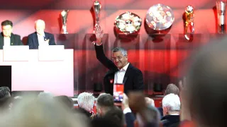 Der wieder gewählte Präsident des FC Bayern München, ein Symbol für Kontinuität und Erfolg im deutschen Fußball