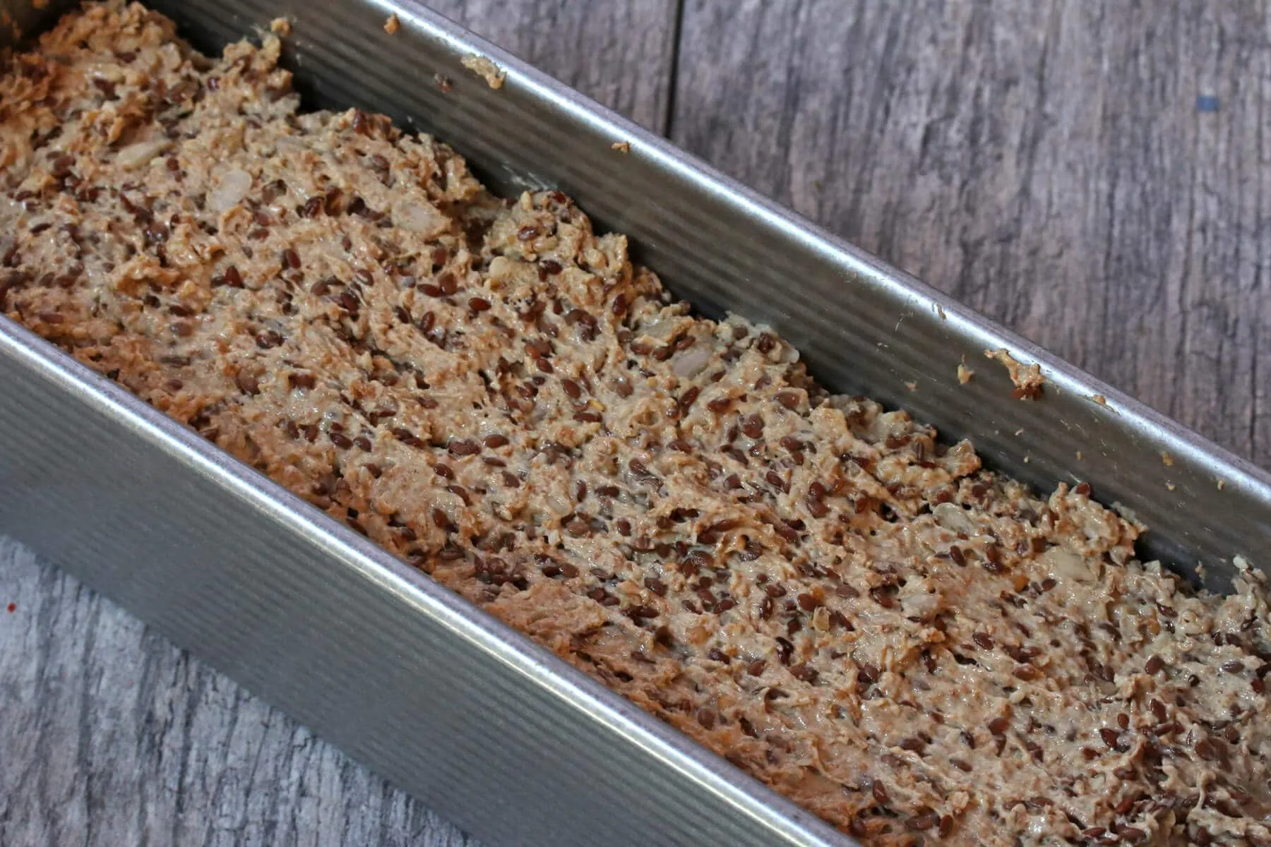 Der Wolkenbrot-Teig wird auf ein Backblech gegeben