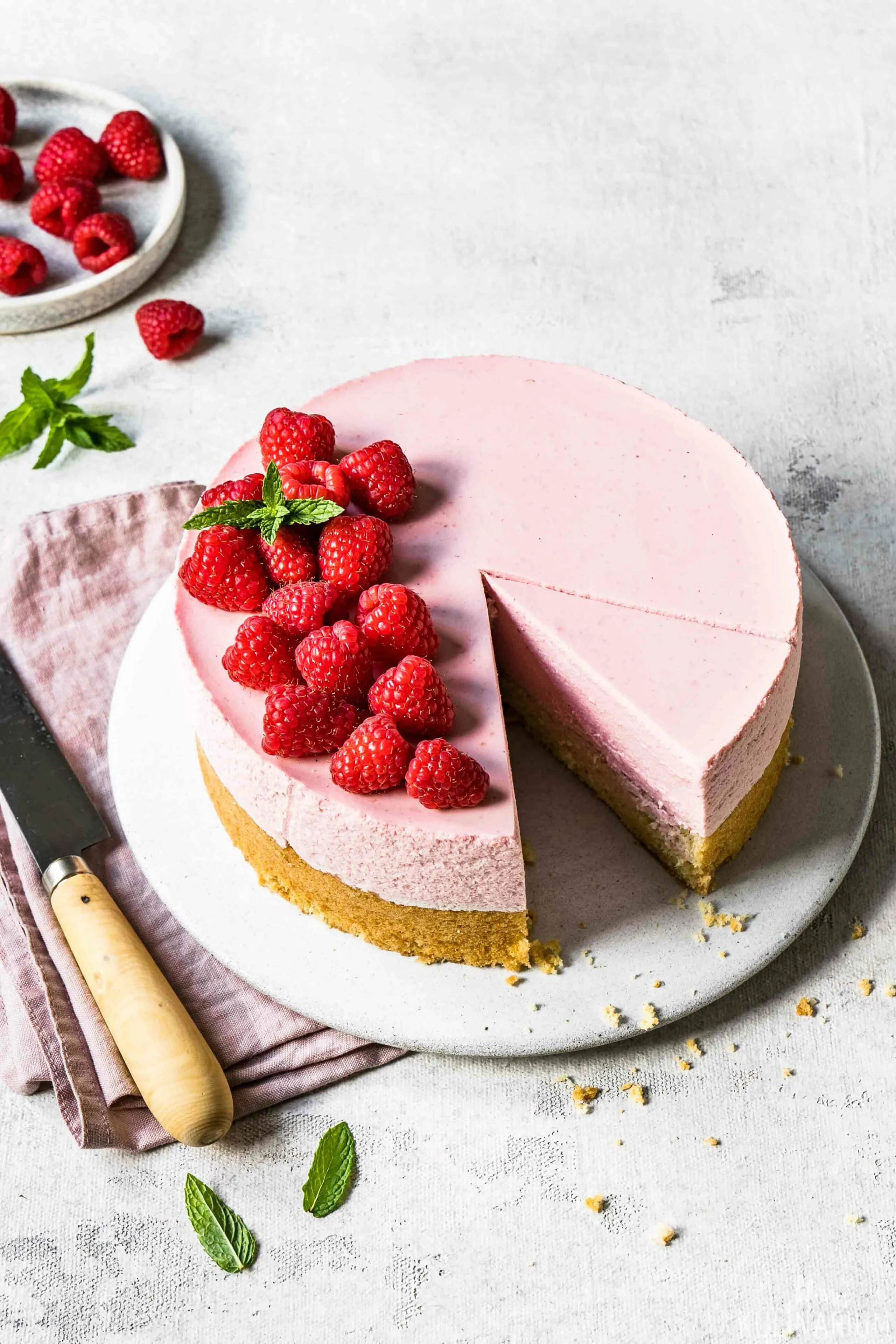 Detailansicht des Kuchens, der auf einer Kuchenplatte angerichtet ist.