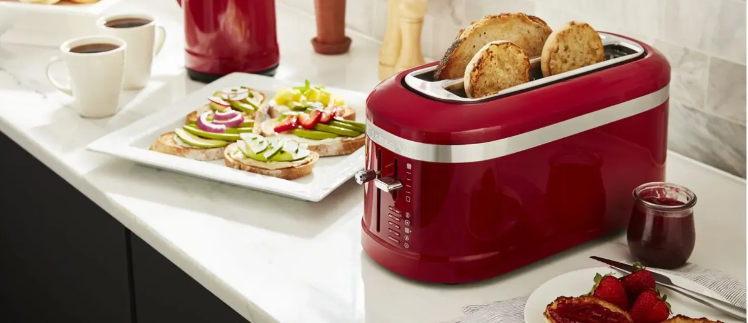 Detailansicht eines Toasters, der Krümelschublade wird entfernt, um sie zu reinigen