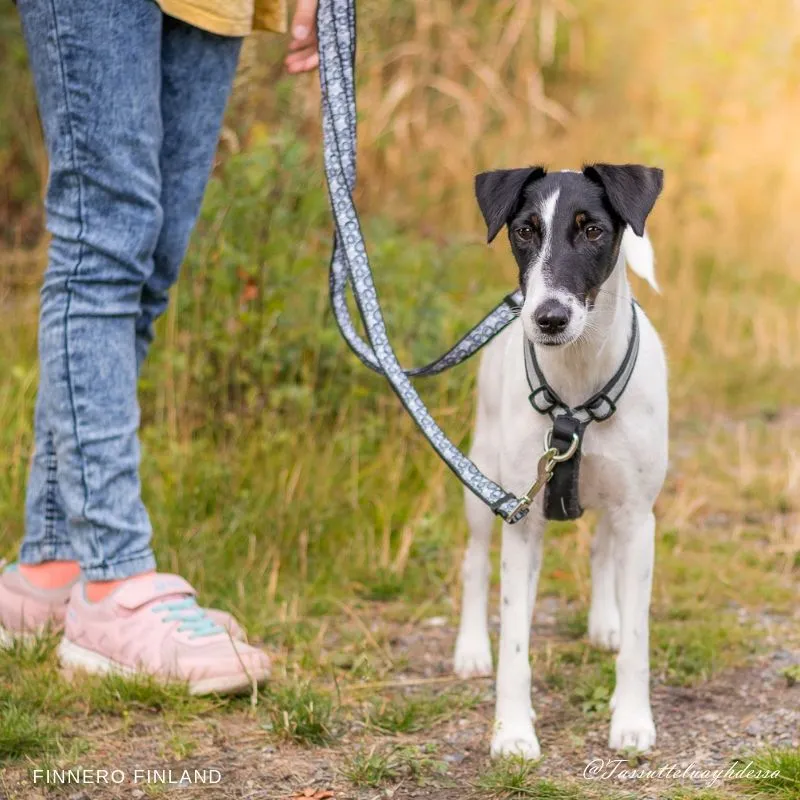 Detailaufnahme des bequem gepolsterten Brustgurts des Anti-Zug-Geschirrs.