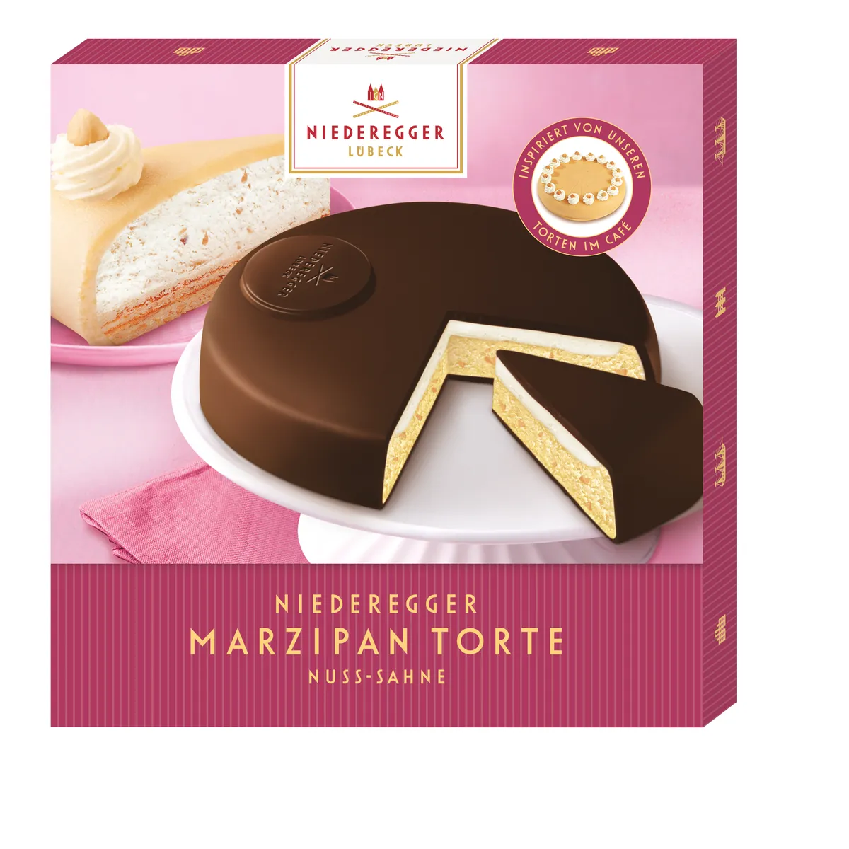 Detailaufnahme einer köstlichen Marzipan Nuss Sahne Torte, verziert mit Schokolade und Haselnüssen
