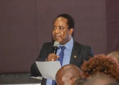 Detailaufnahme eines Nespresso-Kaffeeauslaufs, aus dem ein reichhaltiger Espresso in eine Tasse fließt.