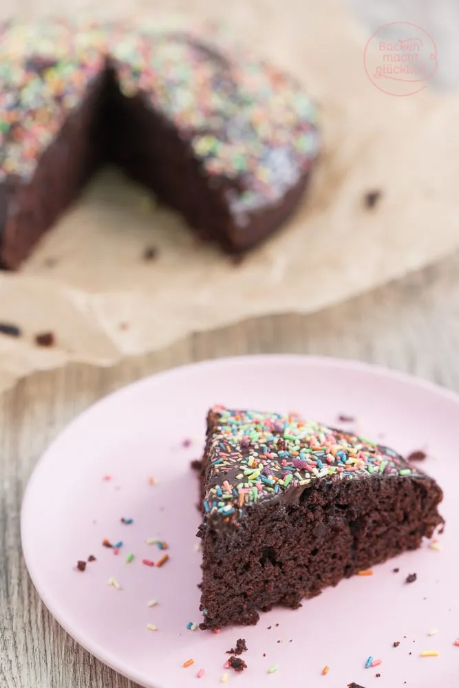Detailaufnahme eines veganen Schokokuchens, auch bekannt als Wacky Cake, reich verziert