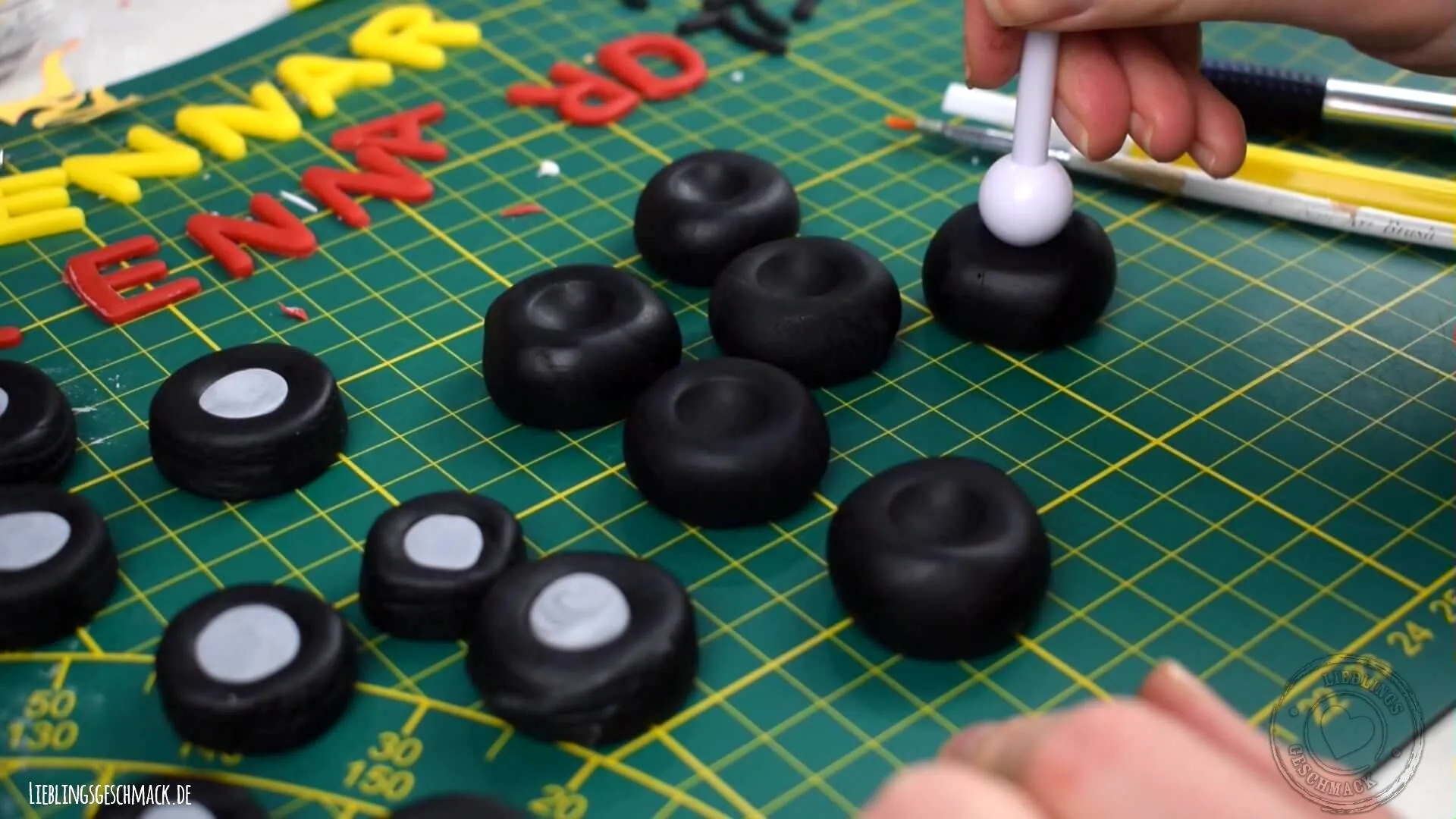 Detailaufnahme von geformten Autoreifen aus Fondant.